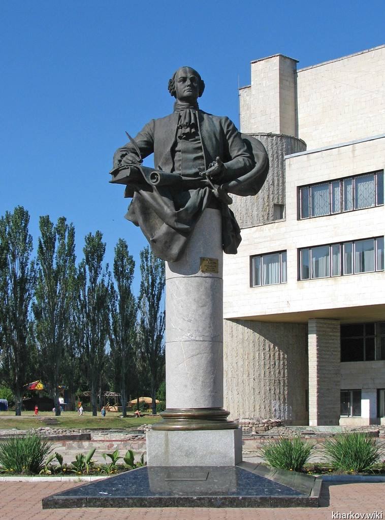 Война с памятниками: В Харькове снесли памятник Михаилу Ломоносову
