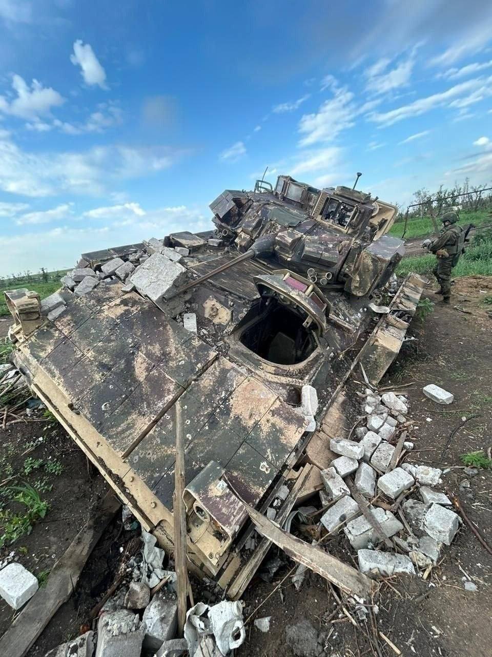 Еще одна подбитая и брошенная «Брэдли» противника, доставшаяся трофеем на Авдеевском направлении