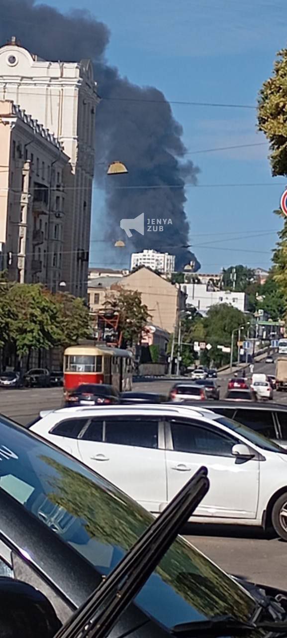 Масштабный пожар в Харькове, огромный столб дыма видно из всех частей города