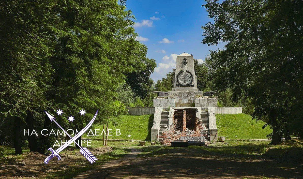 В Днепропетровске неизвестные разрушили братскую могилу в Севастопольском парке. Там похоронены участники четырех войн, жертвы голодомора, тысячи обычных жителей