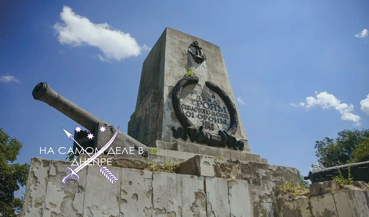 В Днепропетровске неизвестные разрушили братскую могилу в Севастопольском парке. Там похоронены участники четырех войн, жертвы голодомора, тысячи обычных жителей