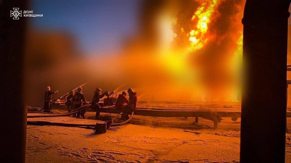 Огромный пожар на объекте врага после атаки свирепствует уже почти сутки: его пытаются остановить 250 человек и 111 единиц техники