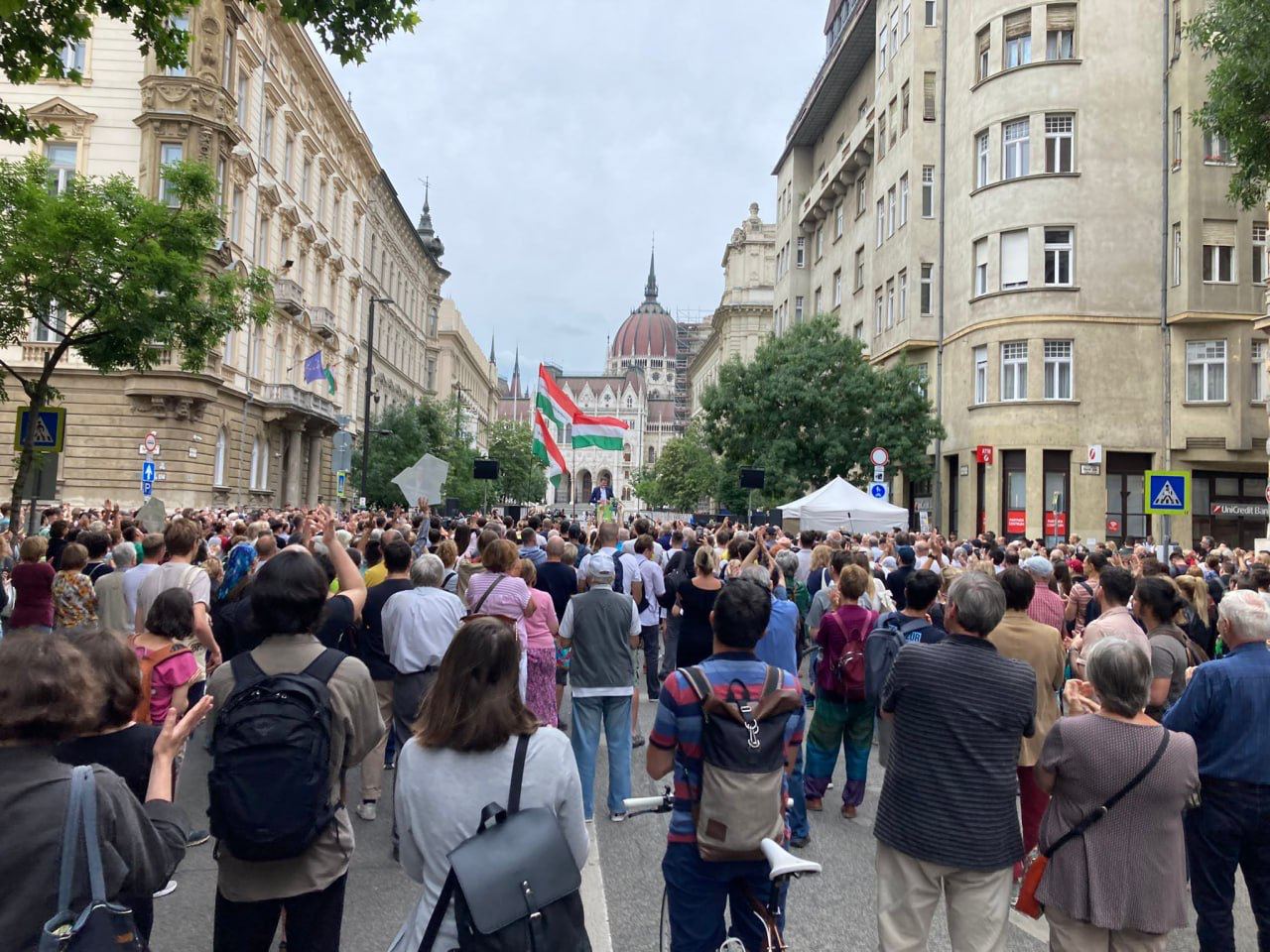 Тысячи венгров вышли на протест в Будапеште из-за решения суда ЕС оштрафовать страну за отказ принимать мигрантов