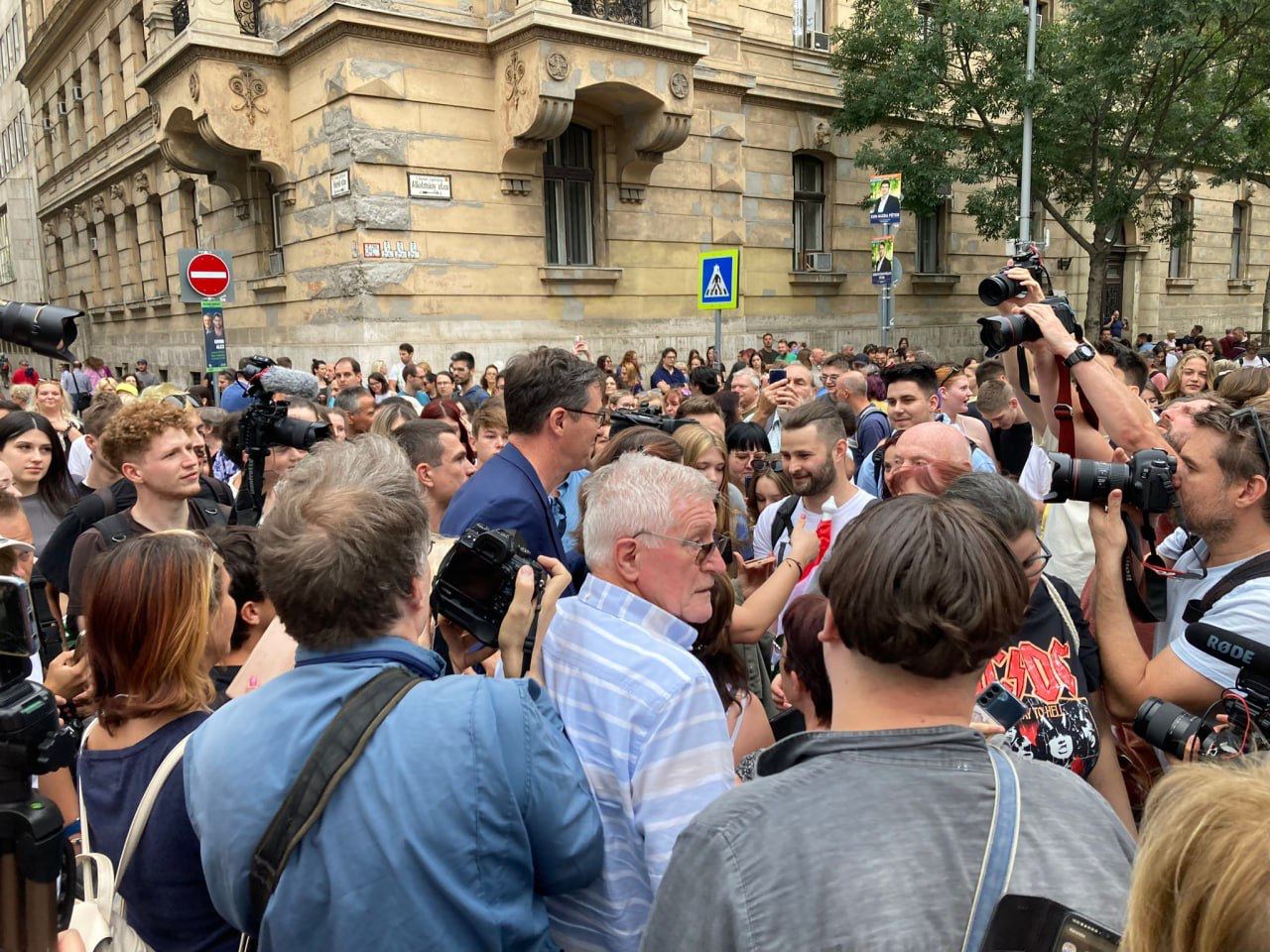 Тысячи венгров вышли на протест в Будапеште из-за решения суда ЕС оштрафовать страну за отказ принимать мигрантов