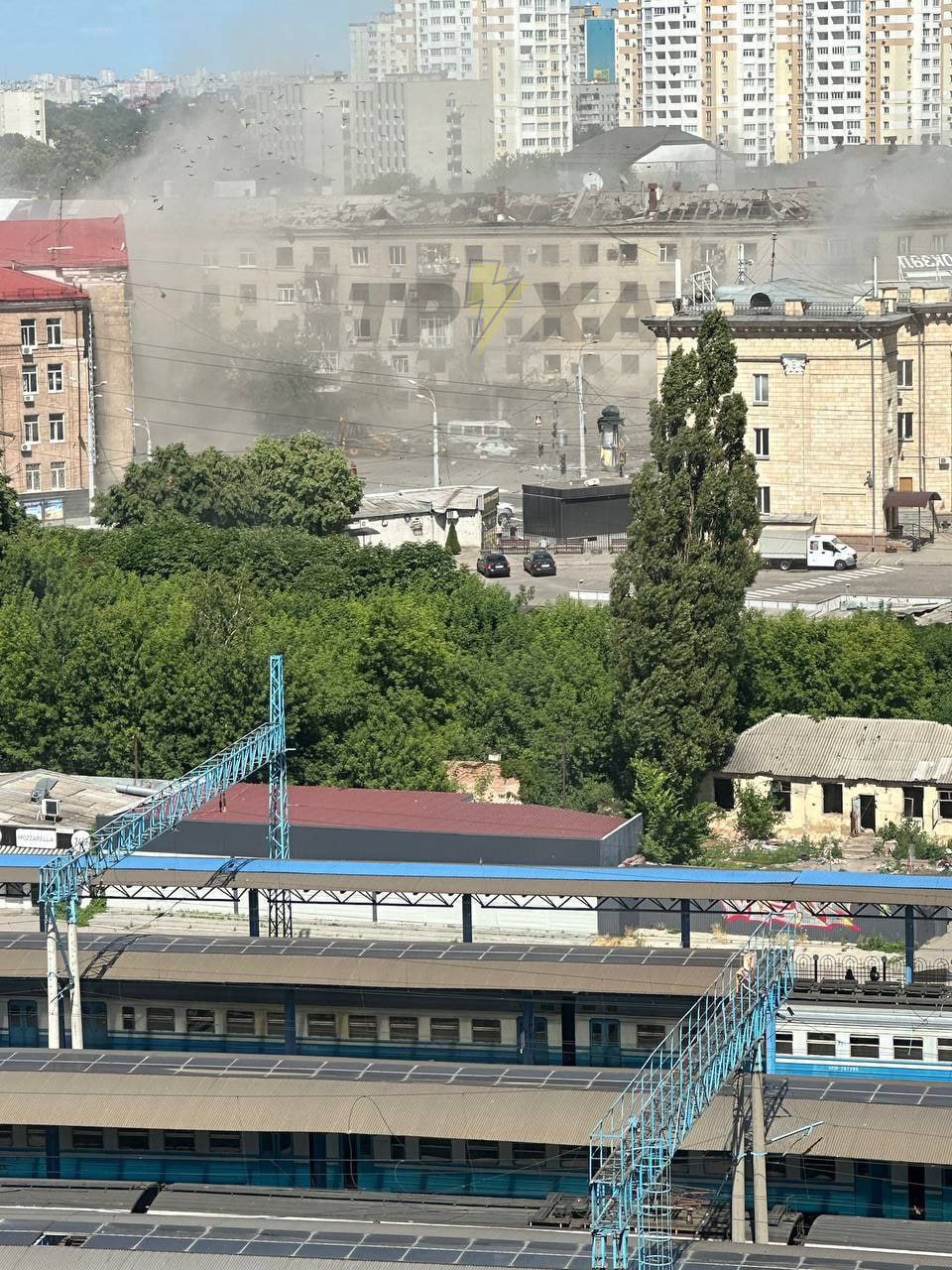 Кадры удара планирующих авиабомб и последствий их прилета по объекту в Харькове