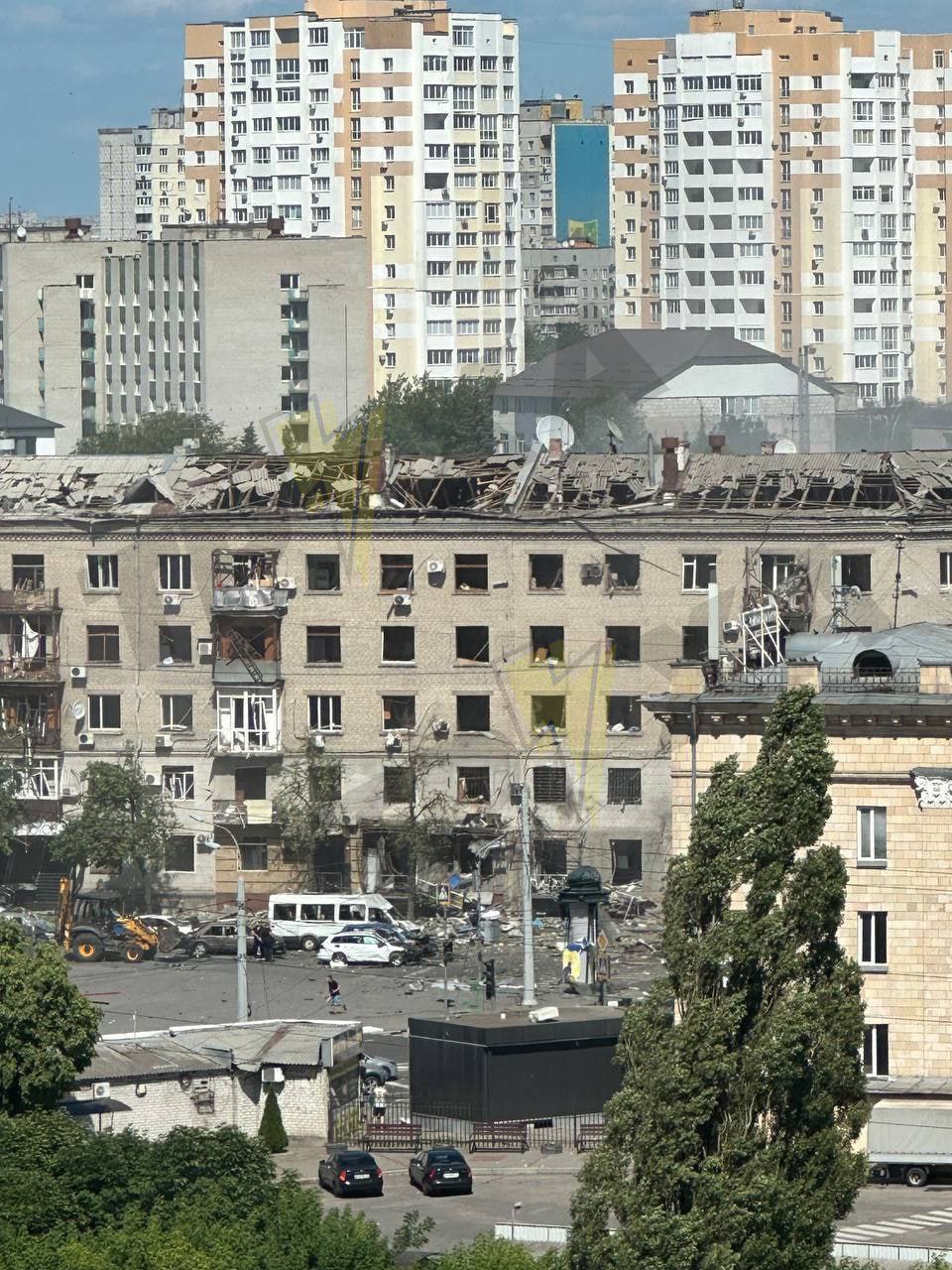 Кадры удара планирующих авиабомб и последствий их прилета по объекту в Харькове