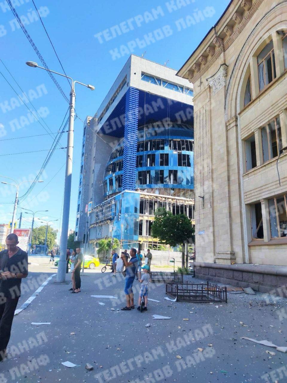 Кадры удара планирующих авиабомб и последствий их прилета по объекту в Харькове