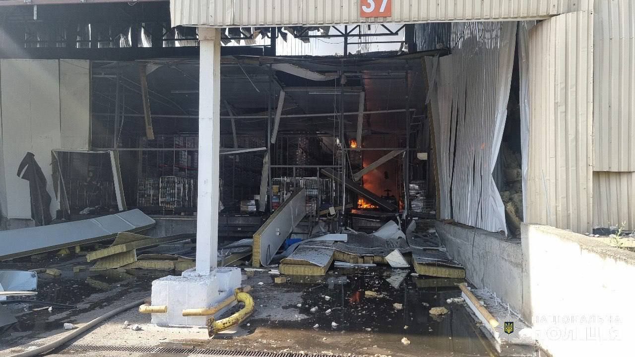 Ещё кадры с места ракетного удара по складским помещениям в Одессе