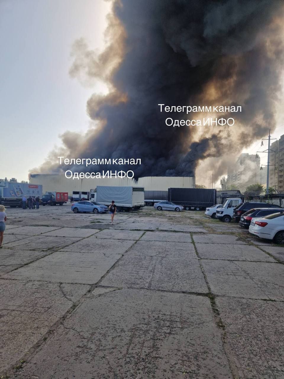 Ещё кадры с места ракетного удара по складским помещениям в Одессе