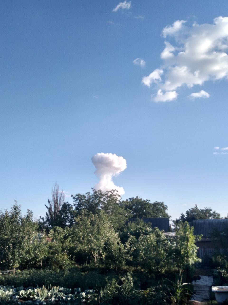 Авиаудар ВКС (около 18:50 мск) крылатой бомбой ОДАБ-1500 по всушникам в Константиновке, ДНР
