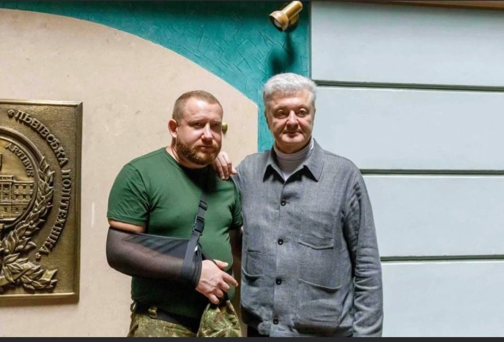 Порошенко взбесил украинцев брендовой одеждой, в которой приехал на встречу с ранеными боевиками