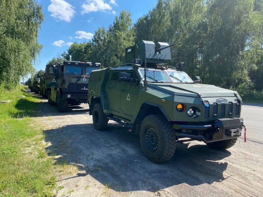 Колонна техники 13-й егерской бригады ВСУ и одного из подразделений НГУ в районе белорусско-украинской границы