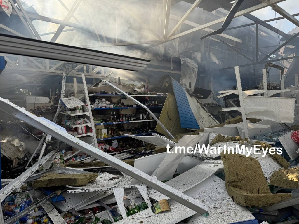 Последствия прилета ракеты РСЗО «HIMARS» в здание Первого Республиканского Супермаркета в Киевском районе Донецка. К счастью - без пострадавших.