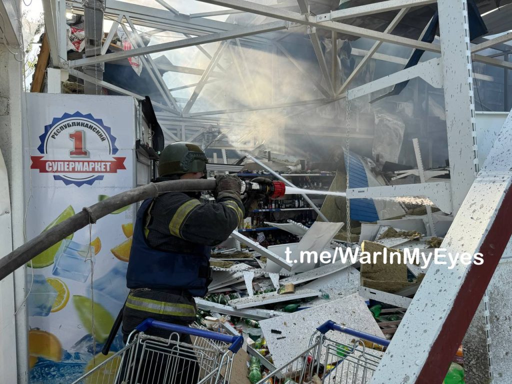 Последствия прилета ракеты РСЗО «HIMARS» в здание Первого Республиканского Супермаркета в Киевском районе Донецка. К счастью - без пострадавших.
