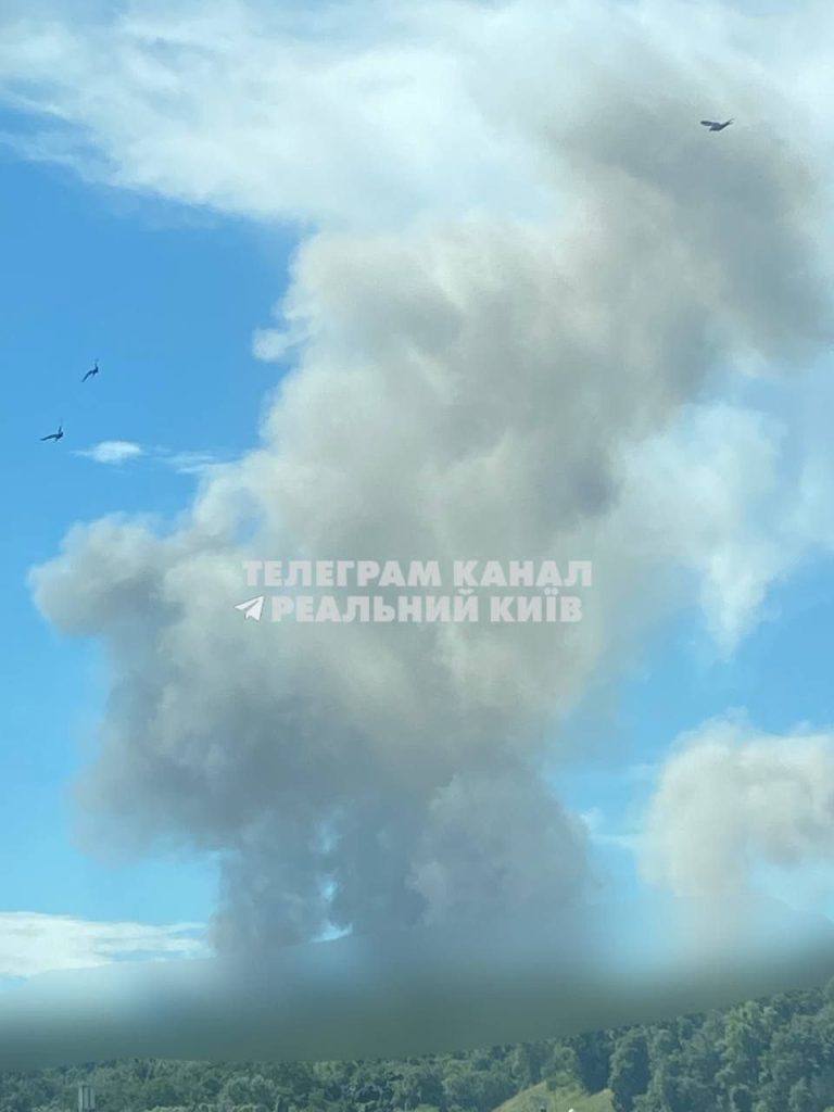 В Киеве можно различить как минимум 3 источника задымления на земле практически в одном месте