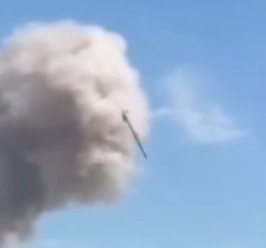 В Сети появились кадры прилета ракеты по больнице в Киеве