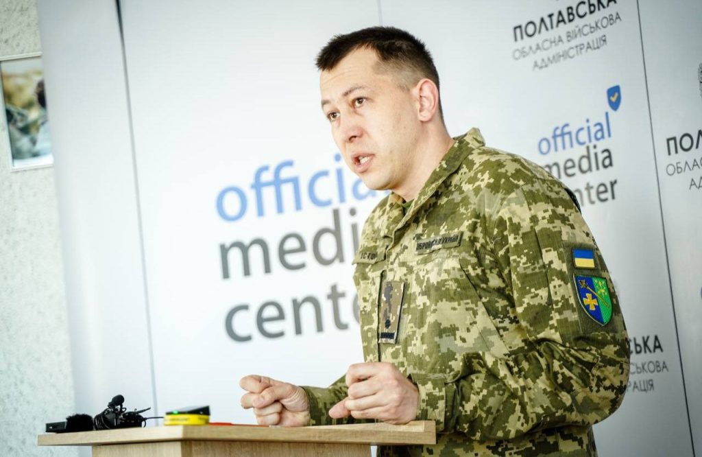 Очереди из мужчин у дверей ТЦК, о которых писали западные и украинские СМИ, состояли не из добровольцев, а из желающих продлить бронь