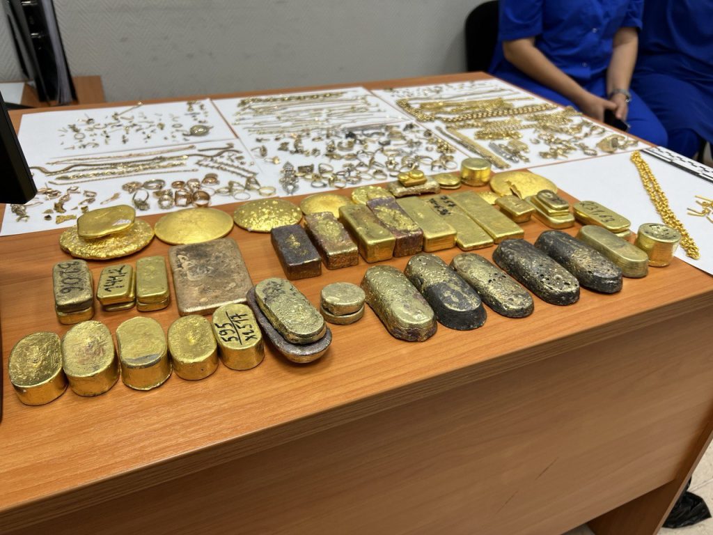 Мужчина пытался вывезти из России 54 слитка золота и десятки украшений на 142 млн рублей