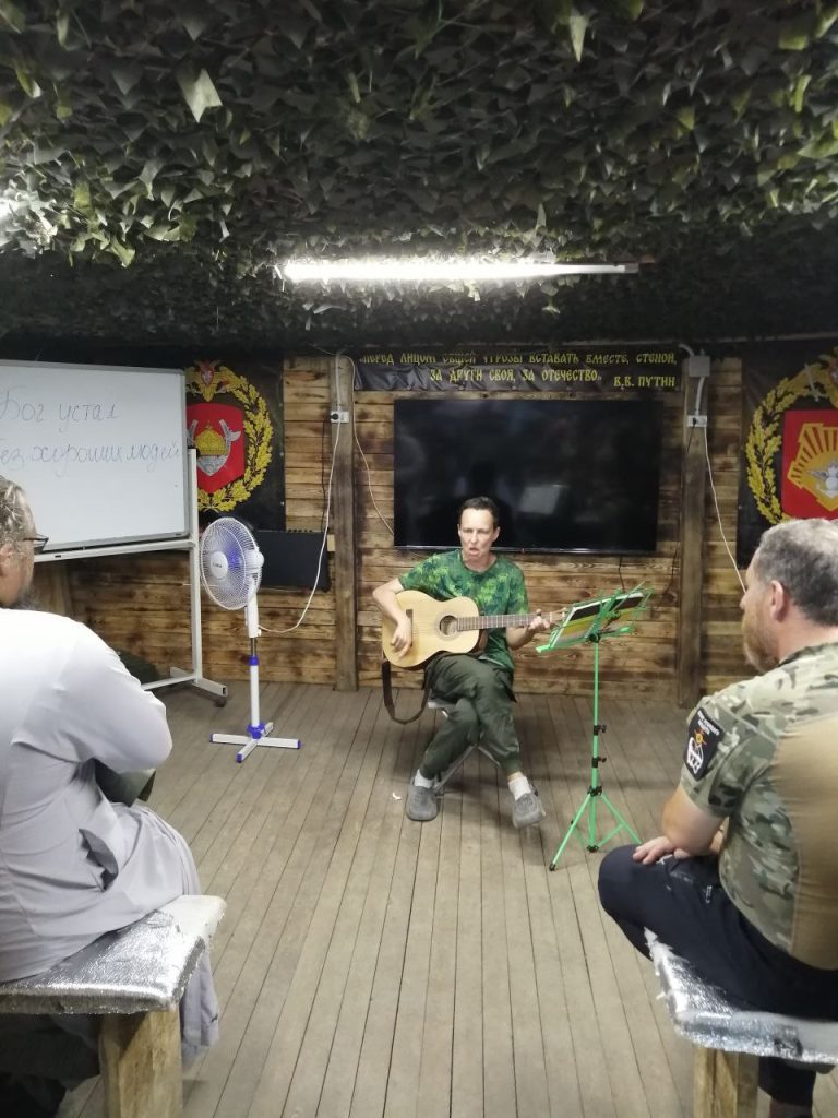 Певица Юлия Чичерина приехала с концертом к военнослужащим 36 армии группировки "Восток" ВС РФ