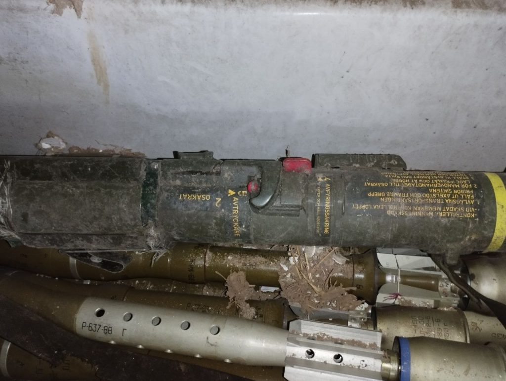 ФСБ обнаружила тайник с иностранным оружием в ДНР