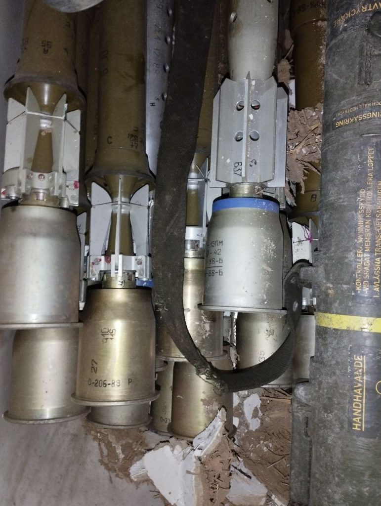 ФСБ обнаружила тайник с иностранным оружием в ДНР