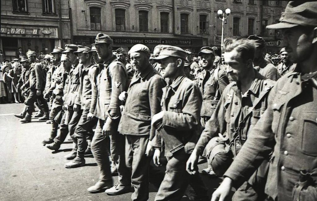 Ровно 80 лет назад в Москве был проведен легендарный «парад побежденных» — свыше 57 тысяч пленных немцев провели колоннами по улицам Москвы