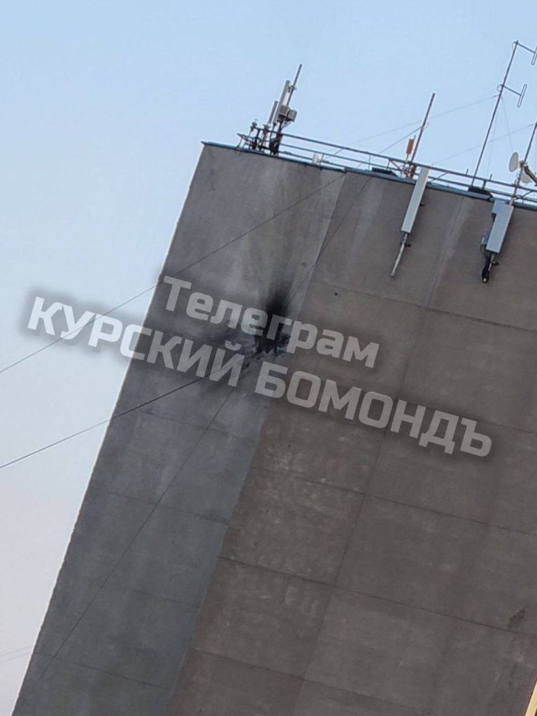 На видео — Курск: двое жителей города получили ранение и ожоги после падения обломков БПЛА на улицах города