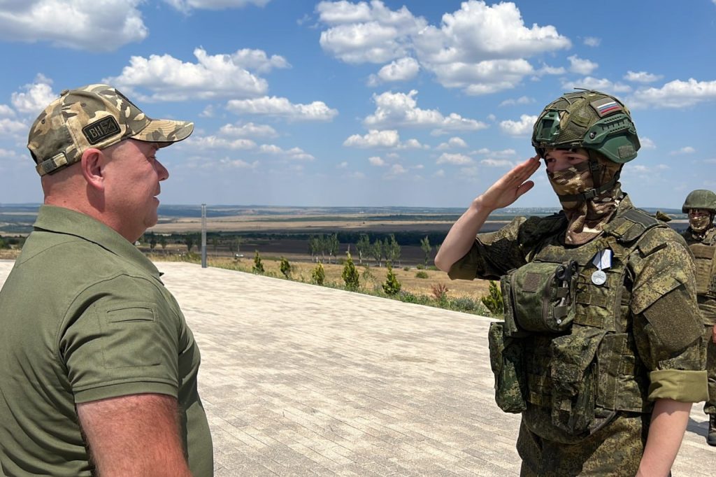 За мужество и героизм: мотострелкам группировки войск «Центр» вручили государственные награды