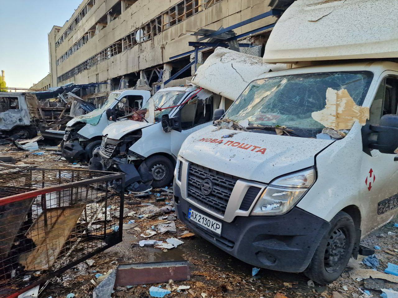 Подборка кадров с места очередного авиаудара по терминалу «Новой Почты» в Харькове
