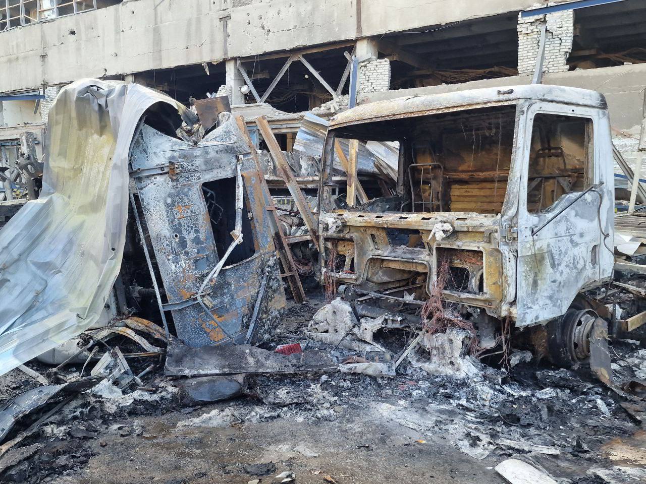 Подборка кадров с места очередного авиаудара по терминалу «Новой Почты» в Харькове
