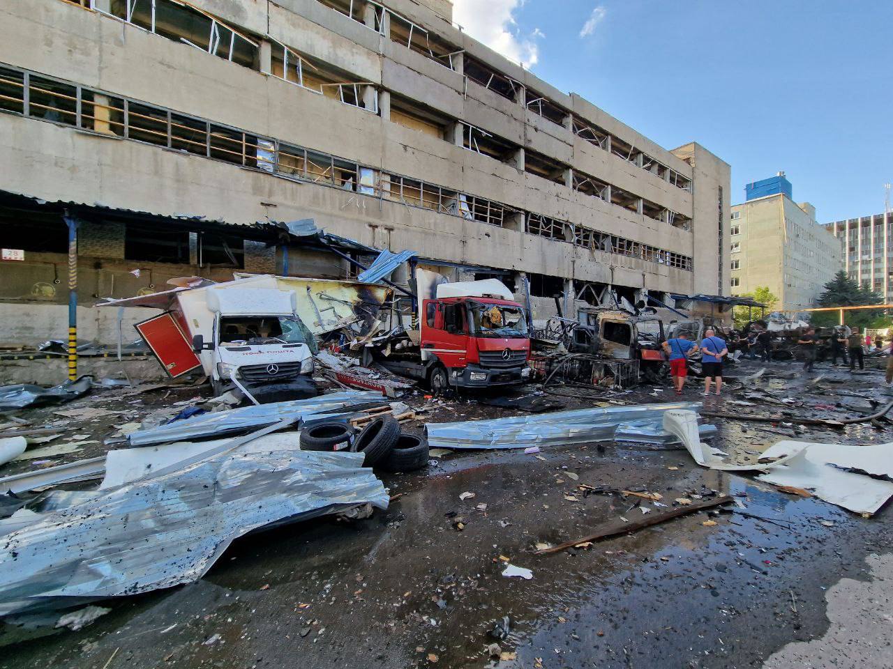 Подборка кадров с места очередного авиаудара по терминалу «Новой Почты» в Харькове