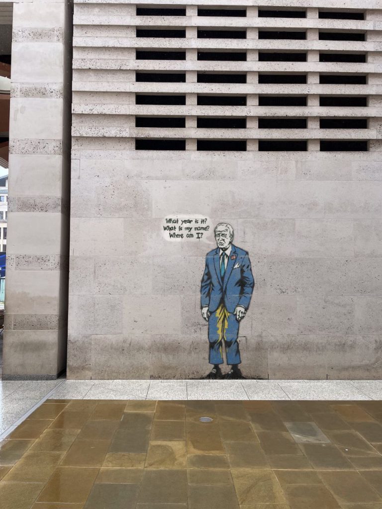 Граффити в Лондоне по мотивам недавних дебатов между Байденом и Трампом