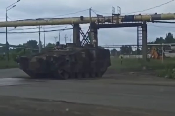 Неизвестный тяжелый гусеничный БТР на шасси танка Т-72 (или Т-90), попавший в кадр возле "УралВагонЗавода" в Нижнем Тагиле