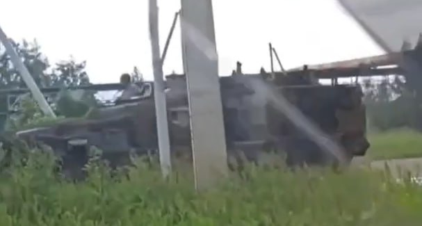 Неизвестный тяжелый гусеничный БТР на шасси танка Т-72 (или Т-90), попавший в кадр возле "УралВагонЗавода" в Нижнем Тагиле