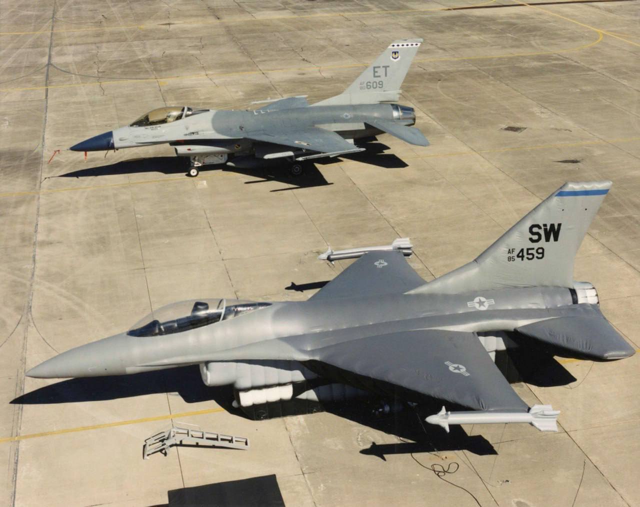 Наглядный пример настоящего F-16 в сравнении с его высококачественным надувным макетом