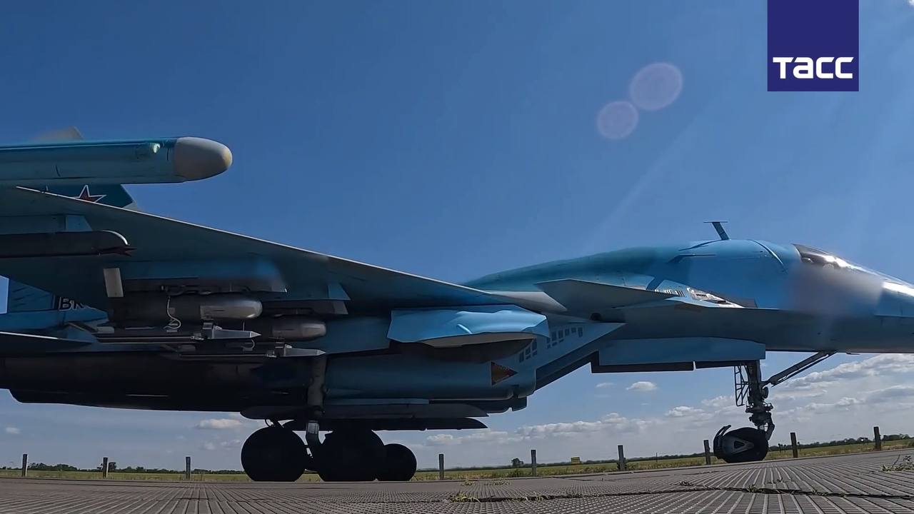 Су-34 с боевой нагрузкой из четырёх ОФАБ-250-270 с УМПК.