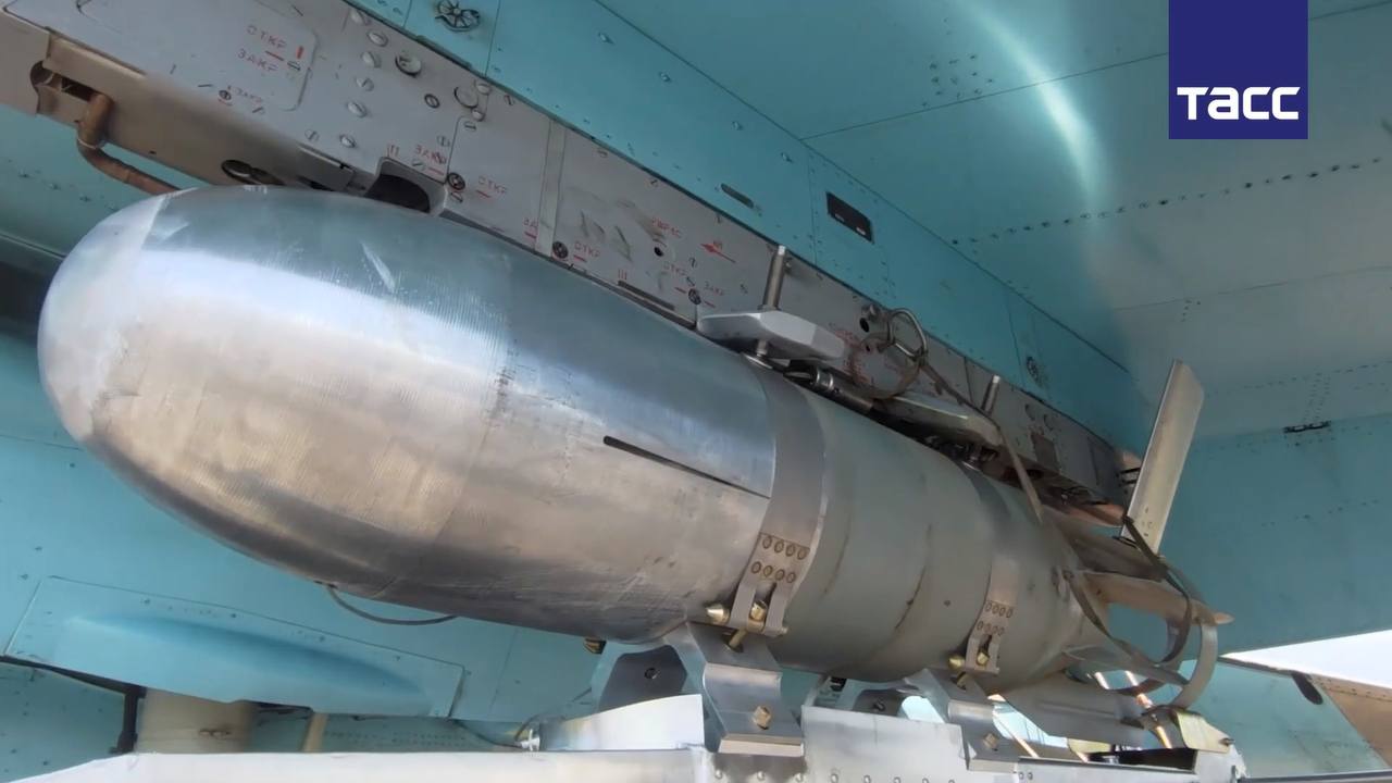 Су-34 с боевой нагрузкой из четырёх ОФАБ-250-270 с УМПК.