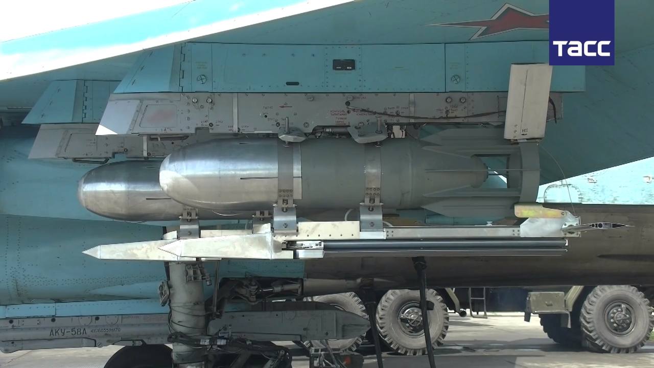 Су-34 с боевой нагрузкой из четырёх ОФАБ-250-270 с УМПК.