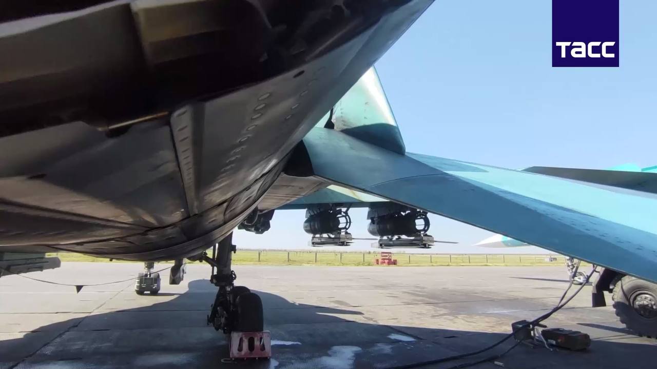 Су-34 с боевой нагрузкой из четырёх ОФАБ-250-270 с УМПК.