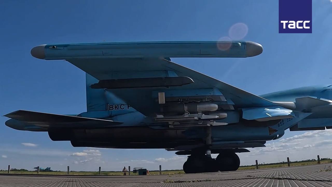 Су-34 с боевой нагрузкой из четырёх ОФАБ-250-270 с УМПК.