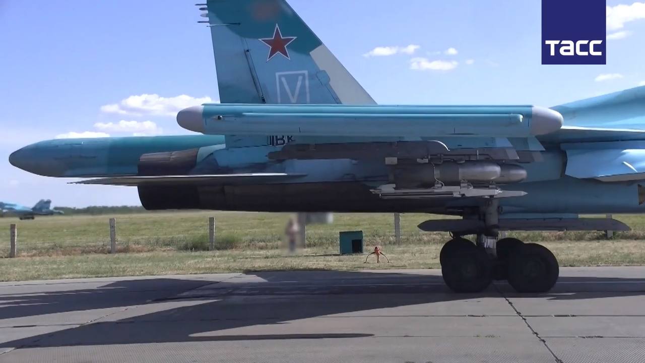 Су-34 с боевой нагрузкой из четырёх ОФАБ-250-270 с УМПК.