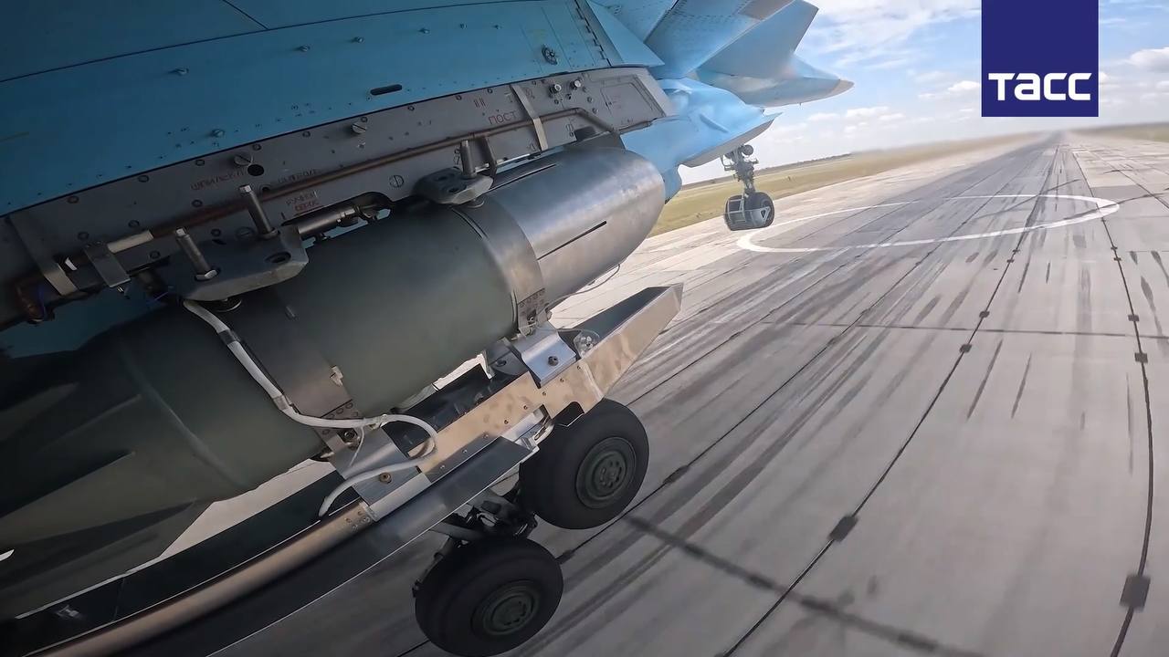 Су-34 с боевой нагрузкой из четырёх ОФАБ-250-270 с УМПК.