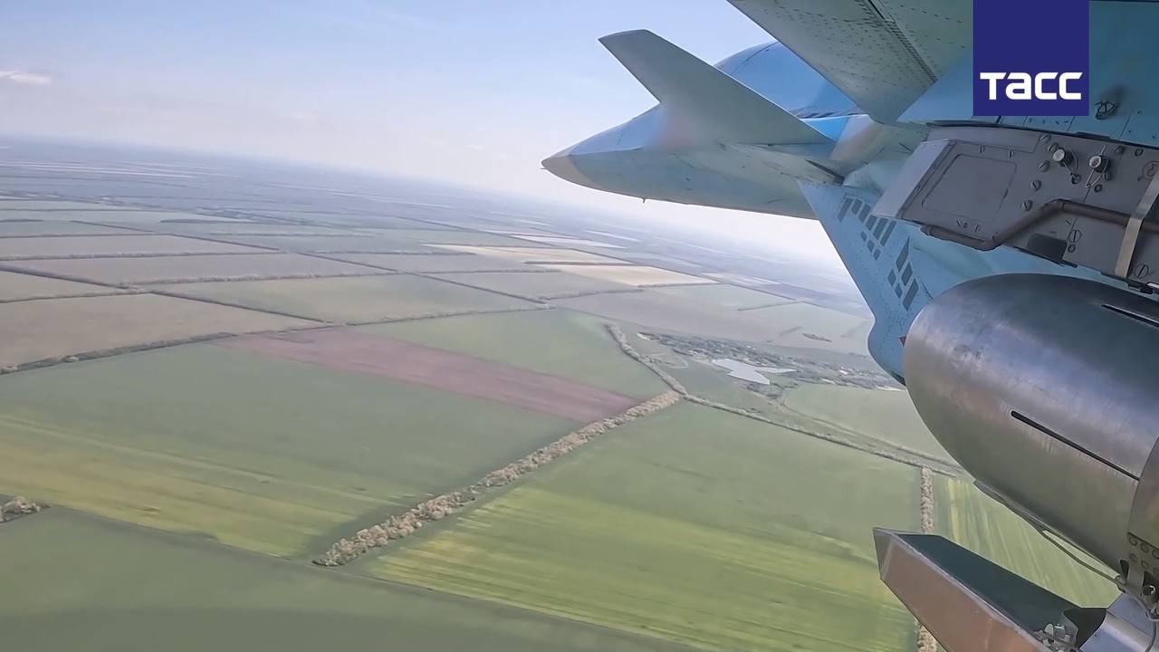 Су-34 с боевой нагрузкой из четырёх ОФАБ-250-270 с УМПК.