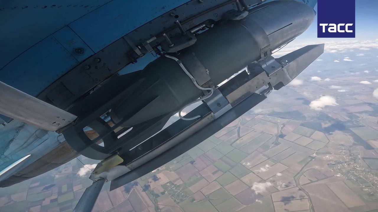 Су-34 с боевой нагрузкой из четырёх ОФАБ-250-270 с УМПК.