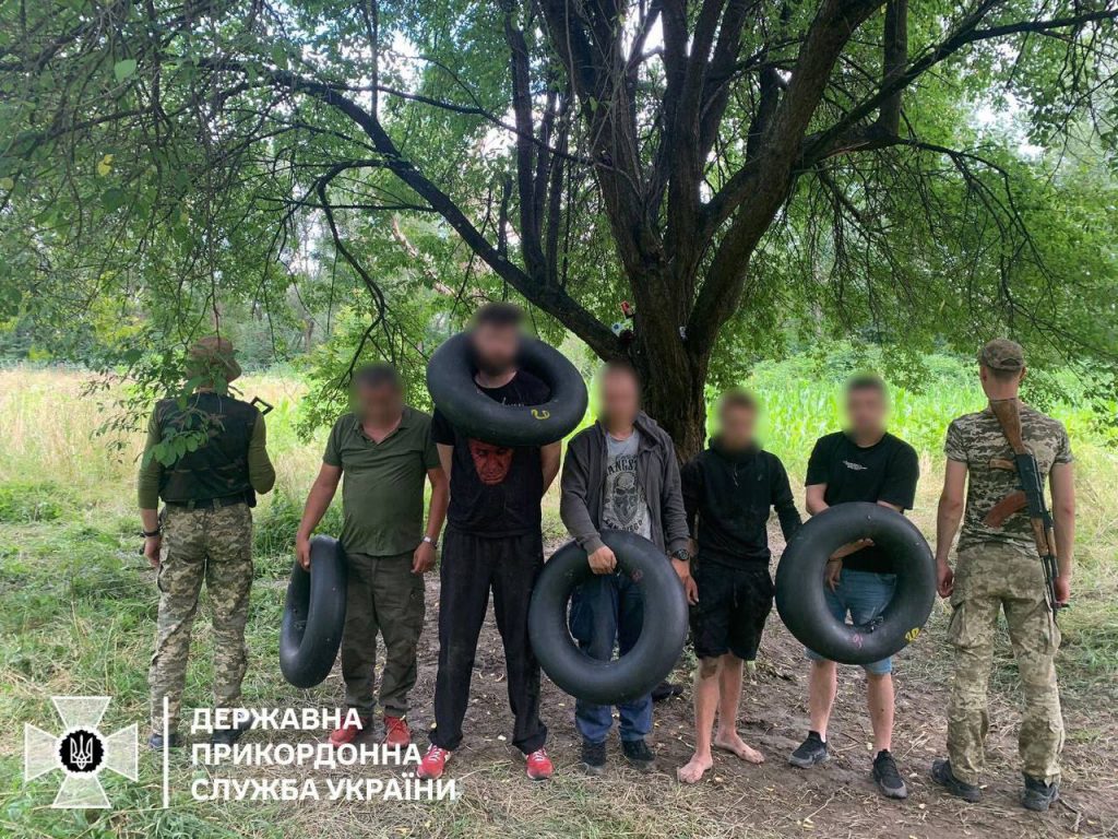 Четверо украинцев пытались незаконно пересечь границу