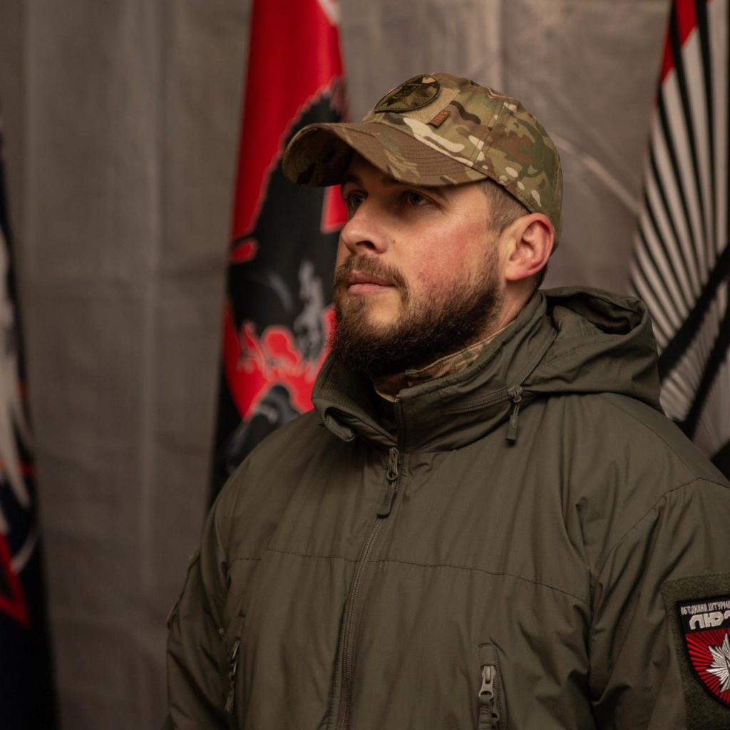 Мясник мясника видит издалека: комбриг «Люти» красуется перед Сырским