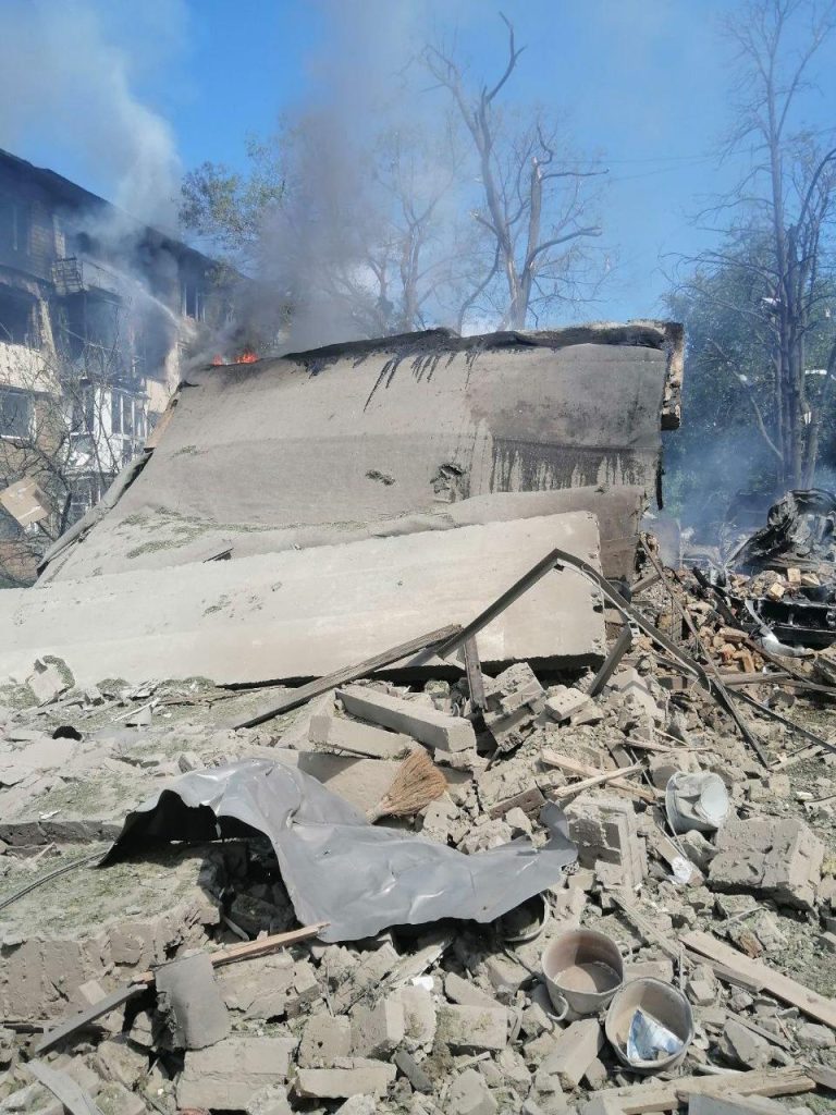 В Киеве полностью разрушены или повреждены три трансформаторных подстанции, сообщает украинская энергокомпания ДТЭК