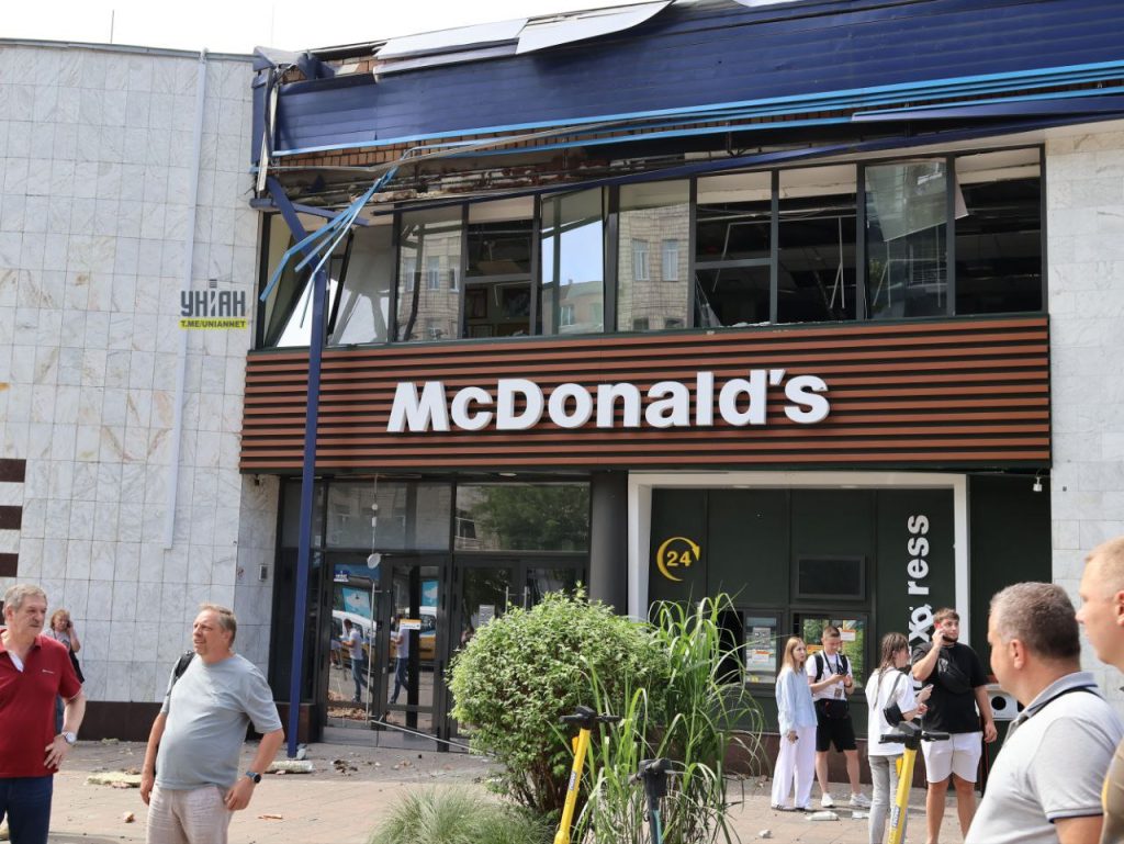 Сообщают, что в Киеве наряду с прочими зданиями повреждения получил "Макдональдс"