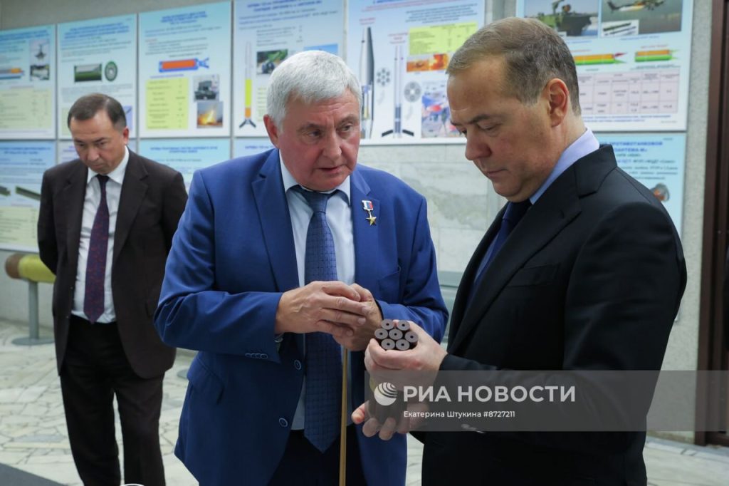 Замруководителя Совбеза РФ Дмитрий Медведев провел совещание о задачах в области производства порохов, твердого ракетного топлива и спецхимии