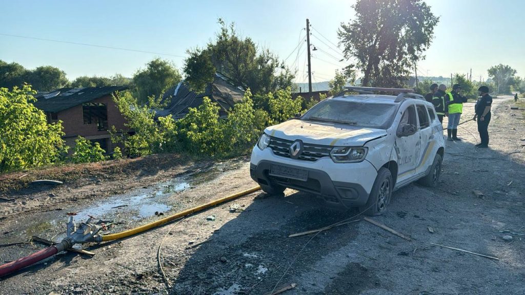 По ж/д составу в поселке Буды Харьковской области прилетело два "Искандера", сообщают украинские власти